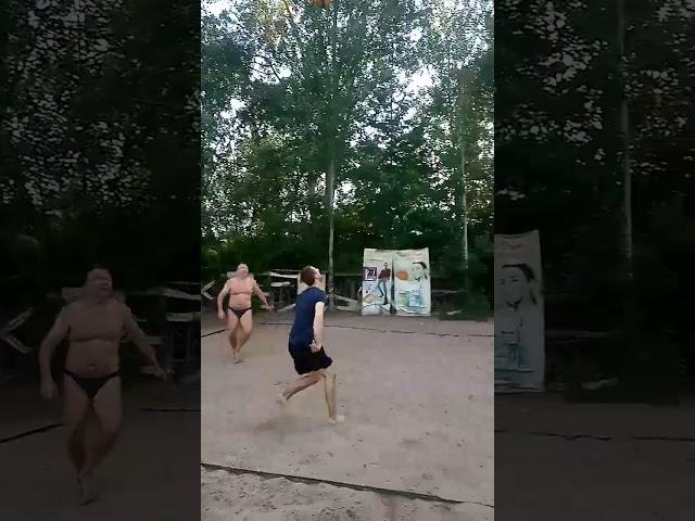 Beach volleyball, amateurs versus professionals.