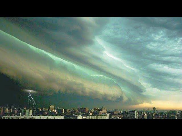 Russia storm with 100 km/h wind strikes Moscow, causing streets flooding