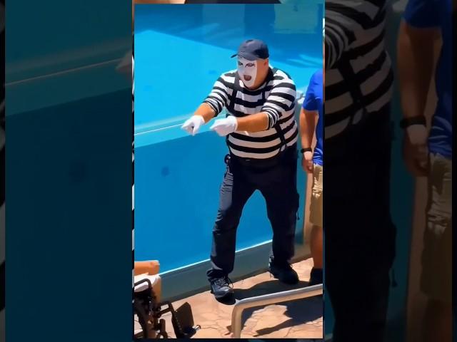 This Guy Shocks Tom the Mime  #seaworldmime #silentcomedy #tomthemime