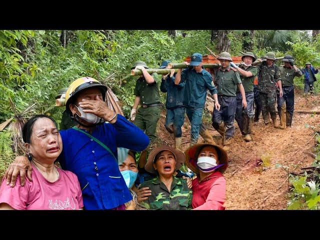 The arduous journey to visit the landslide-hit village and give gifts to the locals - Bếp Trên Bản