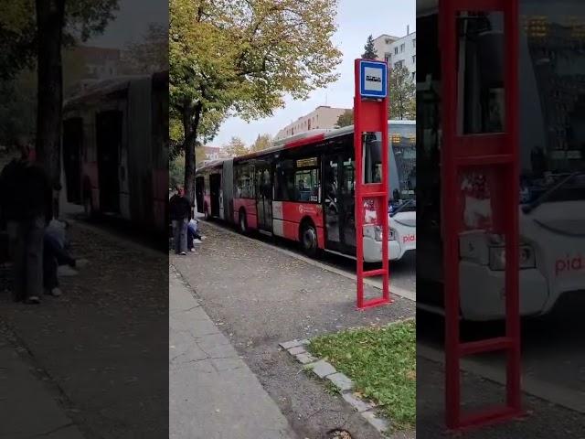 Příjezd a odjezd autobusu Iveco Urbanway 18M ze zastávky Sídliště Spořilov evč:5512