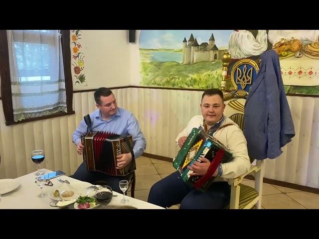 Гармонь зцілює душу та підіймає настрій!!! Я з кумом, граємо різні мелодії.