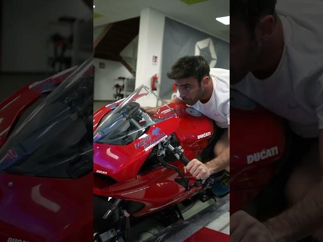 Luca Salvadori si allena sulla Ducati Panigale per il contest sul simulatore Moto Trainer. @motogp