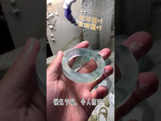 翡翠基地，有沒有一首詩能與她相配？有故事感的一枚鋼圈手鐲～以繽紛意境令人神往。