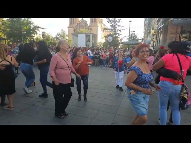 Que siga el bonito baile y la sana alegria,aqui en la plaza con MM .