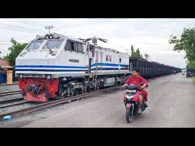 KETIKA KERETA BERJALANAN MELAMBAT BAWA MUATAN BESAR SAMPAI STASIUN AKHIR.