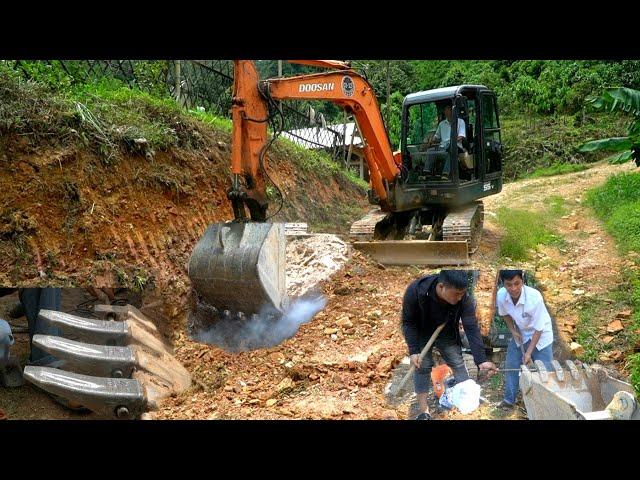 Đường Nậm Biếu (T3) Căng Kĩ thuật thay Răng gầu đào đá Máy Xúc đào xong dãnh đoạn đường đầu tiên