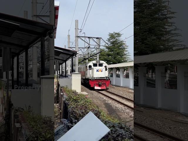 Kereta Api Logawa Stainless Steel New Generation Melintasi Malioboro Yogyakarta