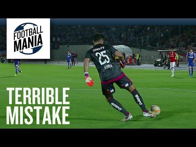 Terrible Goalkeeper Mistake - Johnny Herrera (La U)