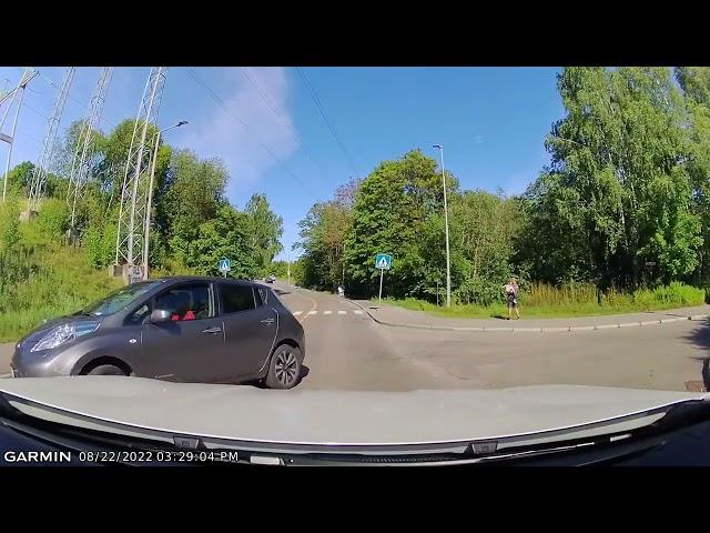 yield to the right / drive through roundabouts / pedestrians / driving test / norway 4k