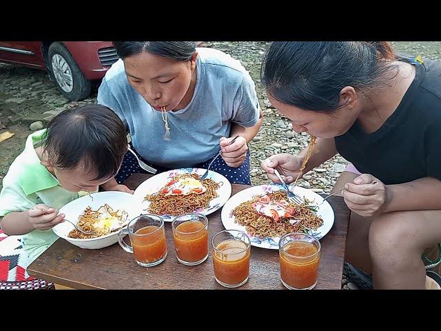 Its Lunch time //waiwai soup and fried waiwai and egg pouch