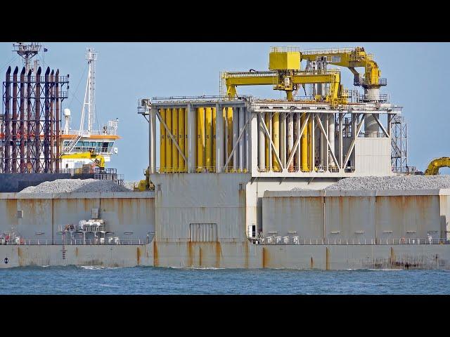 BIG PIPE BURYING VESSEL AND VERY LARGE CRUDE TANKER LEAVING ROTTERDAM - 4K SHIPSPOTTING 2024