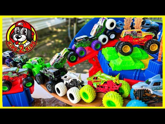 Monster Jam Trucks - Grave Digger VS Megalodon - Figure 8 Circuit Racing Challenge