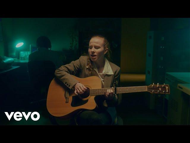 Lily Hain - im not in love