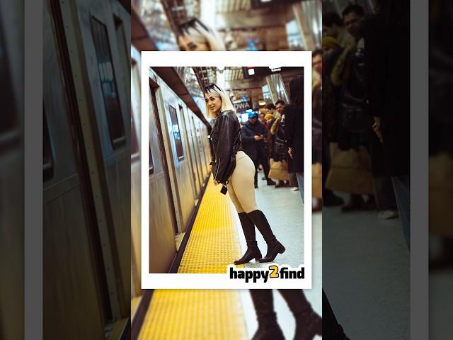 Her reaction #happy2find #candidphoto #wholesome #subwayart #streetphoto #happiness