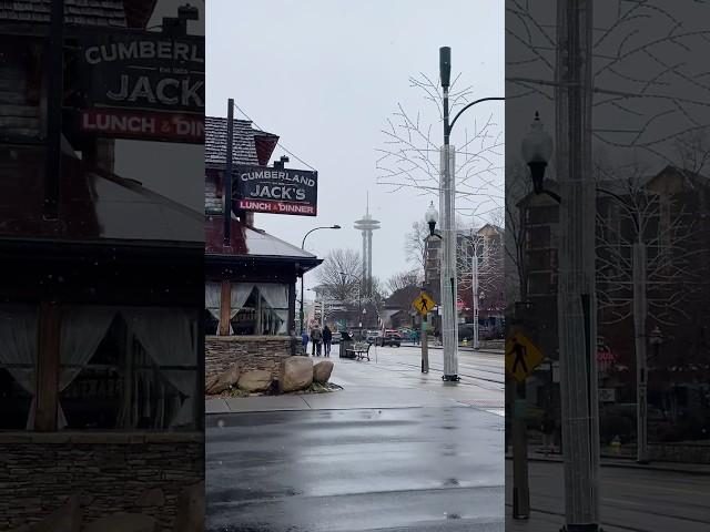 It’s SNOWING in Gatlinburg! ️