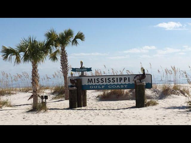 Nice little beach in Mississippi. La playa esta tranquila.