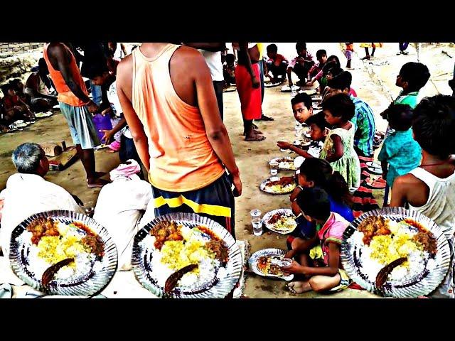 गांव के गरीब के शादी में खाना, जरूर देखें/ Indian village marriage food (bhoj)