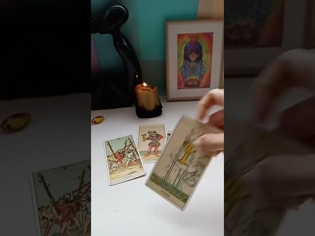 КАК ЗАГАДАННЫЙ ЧЕЛОВЕК К ВАМ ОТНОСИТСЯ? #таролог #общийрасклад #гаданиеонлайн #врек #shorts