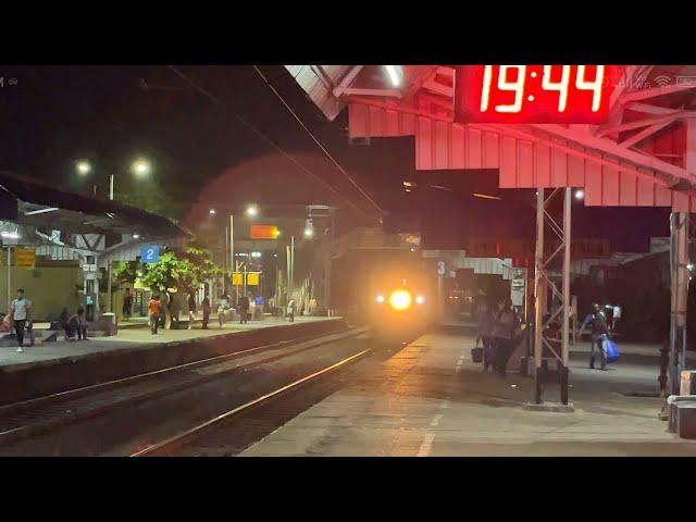 Furious 250 kmph Encounter - WAP7 Patna Garib Rath crosses WAP5 Ranchi Shatabdi - INDIAN RAILWAYS