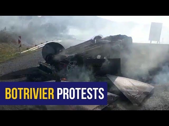 WATCH: Protesters overrun Caledon SAPS, torch two vehicles