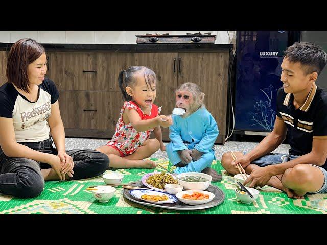 So adorable! Cutis happy with a family meal full of love 