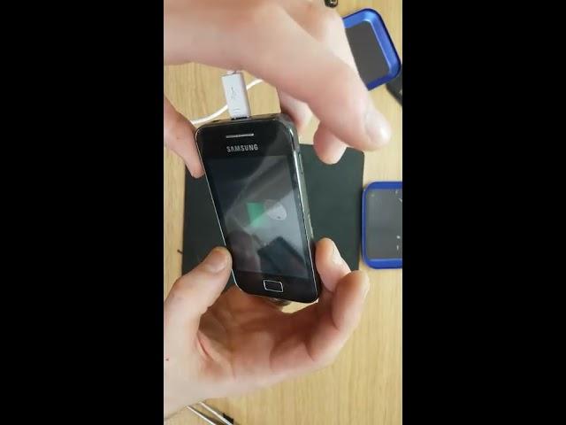 Samsung S5830i cleaning and installing touch screen by Datamarket