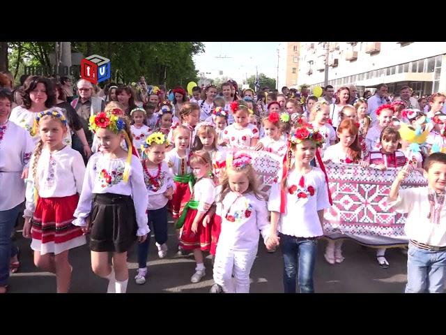 Мариупольцы массово празднуют день вышиванки