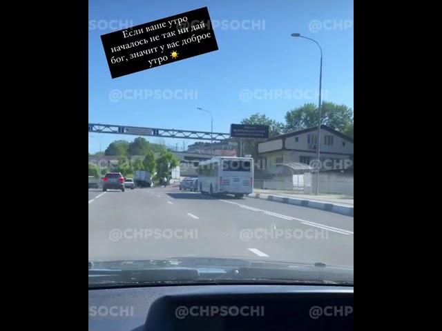 В Сочи груженая овощами «Газель» пробила ограждение трассы и вылетела на тротуар