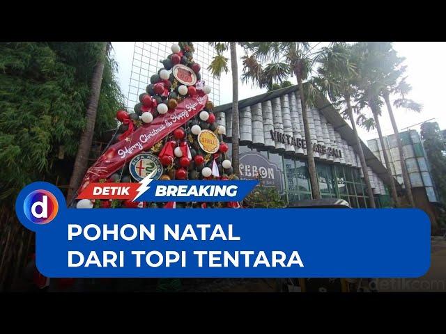 Makna Pohon Natal yang Dibuat dari 150 Topi Bekas Tentara