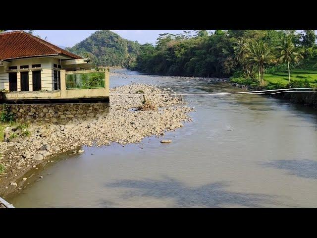 TakjubRumah Pinggir Sungai Ciwulan Yang Indah Dengan Jembatan Gantung Megah | Pedesaan Jawa Barat