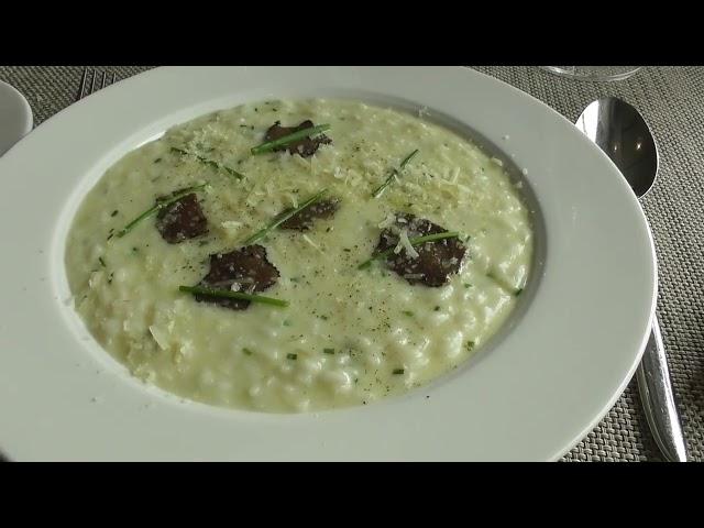 VIKING SATURN: MANFREDI'S YUM ITALIAN FOOD