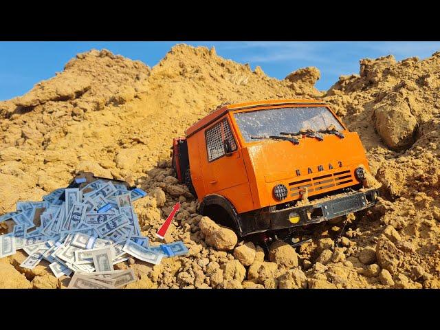 We found a KAMAZ with $500,000 in it... An abandoned 4x4 truck in the sands.