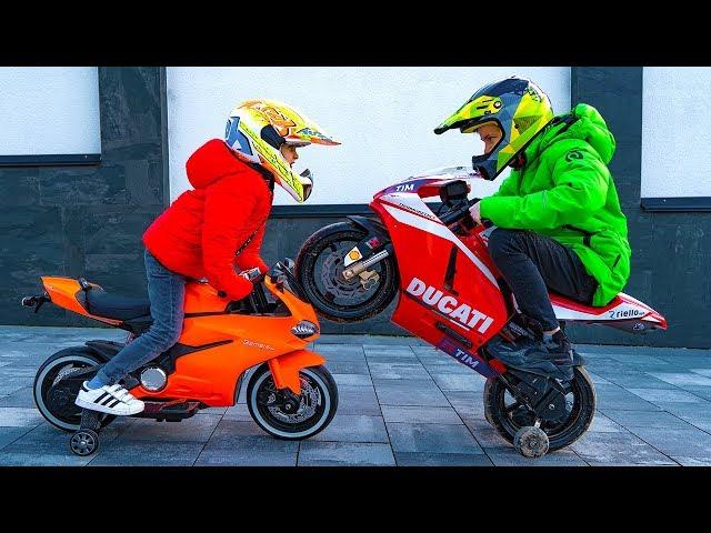 Как разрешить СПОР???Dania and Tisha ride on children's motorcycle and stuck in the ground .