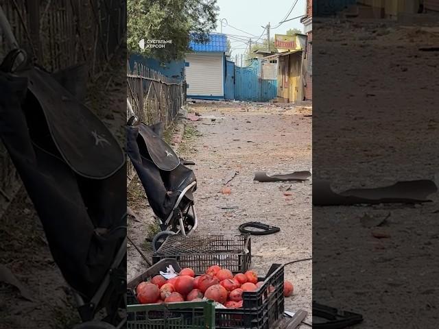 "Почалася паніка у людей". Херсонці про російський обстріл ринку в середмісті #shorts