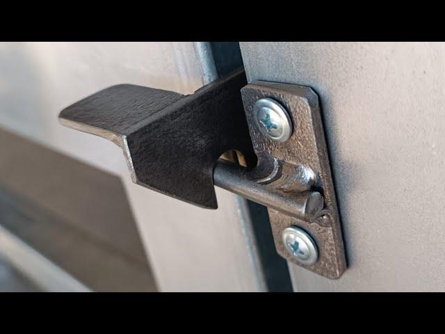 The simplest two-way automatic door latch.