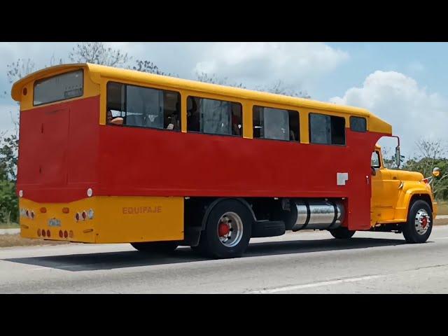 CAMION RAPIDO EN LA CARRETERA