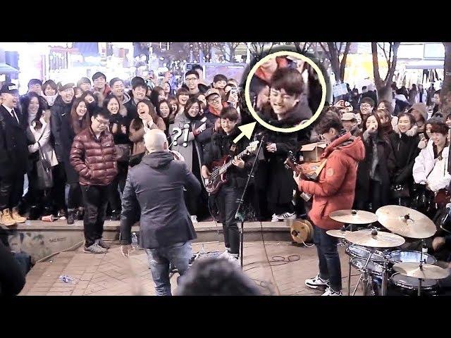 A Teen Boy Suddenly Joined Street Band and Played Ultimate Bass Improvisation [ENG CC]