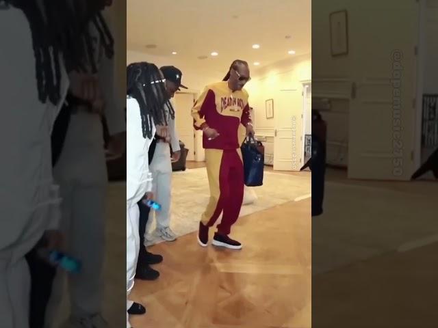 Snoop Dogg crip walking on Kai Cenat stream #shorts