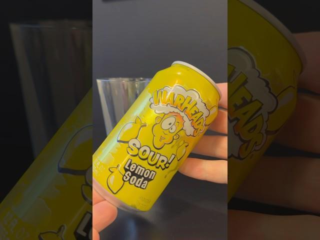 Warheads sour lemon #soda #asmr #fyp #reels #tiktok #goviral #danmark #warheads #sour #youtube