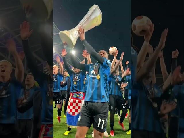 Atalanta lifts its 2023/24 Europa League trophy