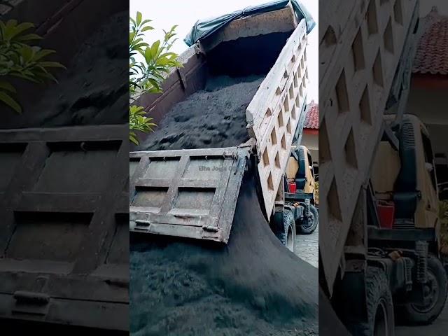 Skill jempolan sopir truk pasir, sukses manuver di lahan sempit