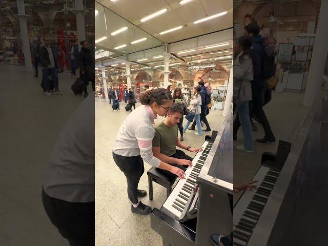 Crazy Piano Duet Una Mattina / Braveheart in Train Station