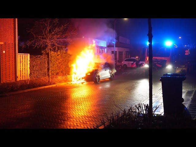 Auto gaat volledig in vlammen op in Velp #112 #brandweer #velp