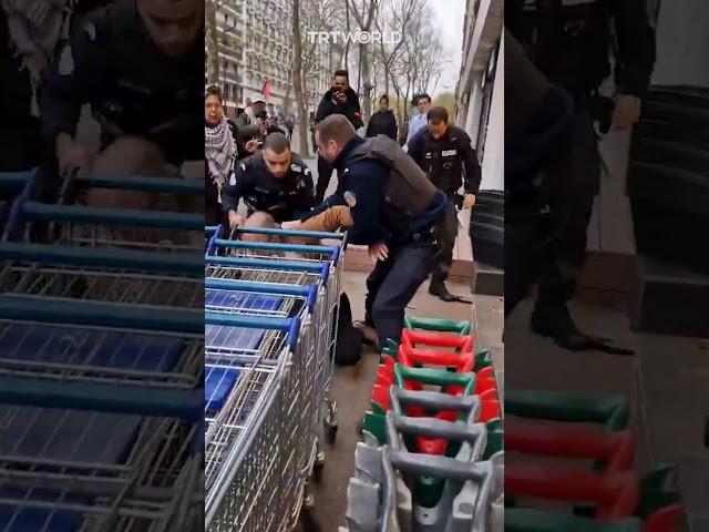 Zionist attacks pro-Palestine protesters in Paris by showing his gun