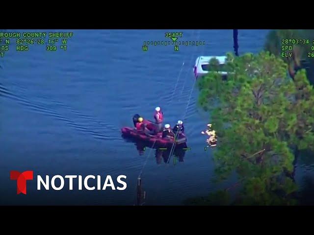 Un joven flotando o una comunidad entera: vea los rescates por el huracán | Noticias Telemundo