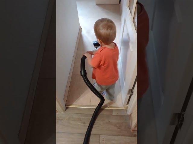 Дитина 2 роки вчиться пилососити #shorts #baby