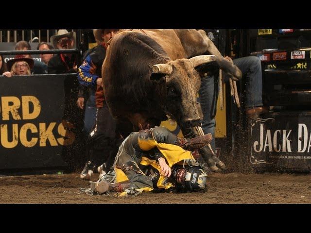 WRECK: PBR's Pistol Robinson breaks both legs at Madison Square Garden