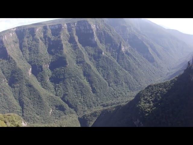 Essa não ! só drone louco faz isso, desafio e aventuras...