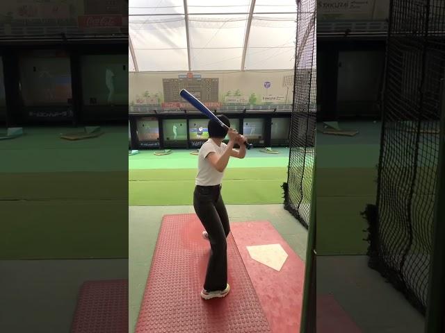 まさかの初球。リフティングではなくバッティング！ #野球 #野球女子 #バッティング #baseball #サッカー #shorts